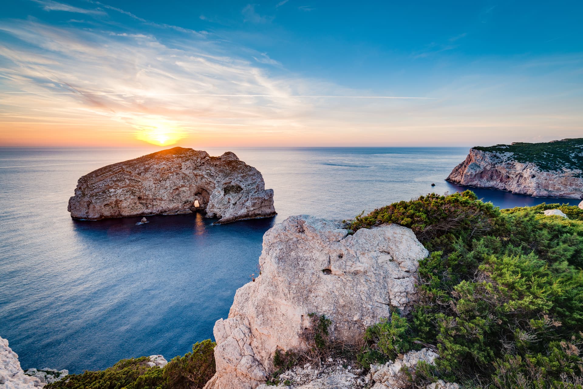 Isola Foradada e Capo Caccia al tramonto, costa di Alghero